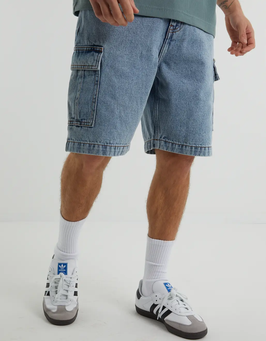 BAGGY DENIM CARGO JORTS IN BLUE